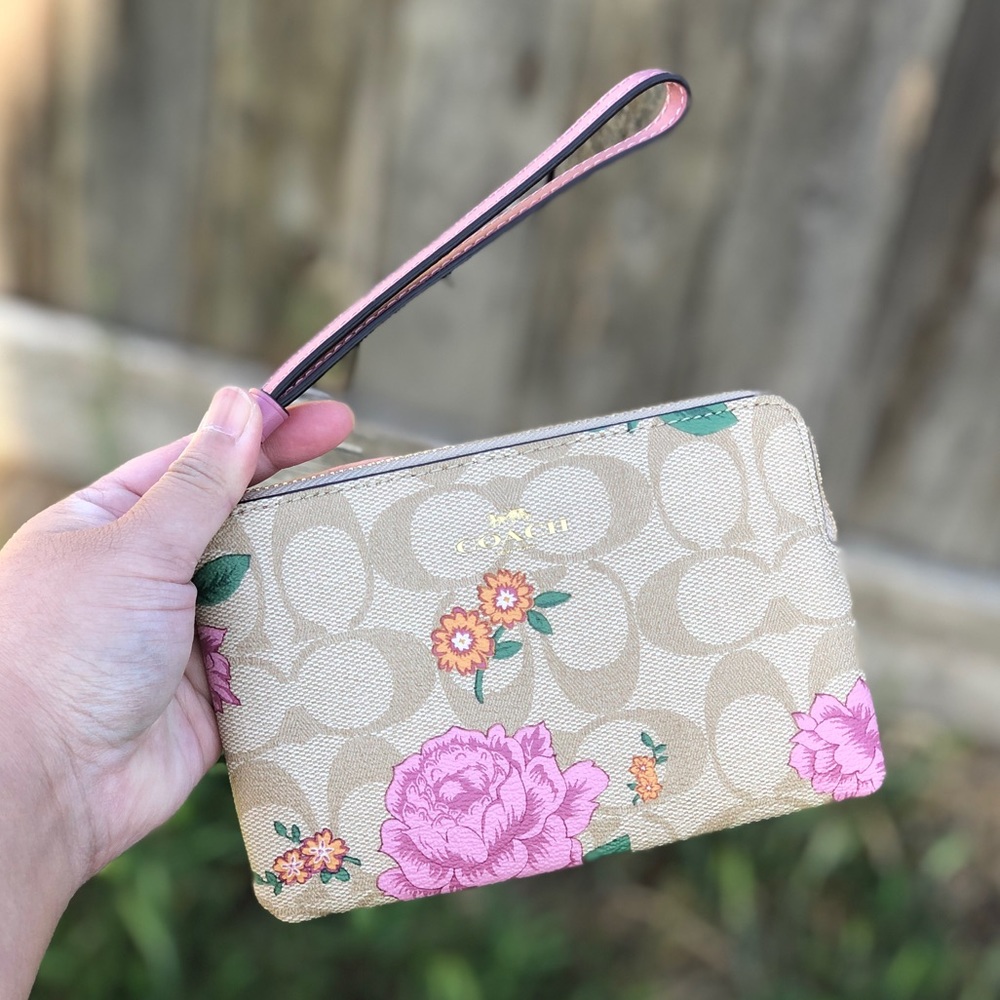 NWT!COACH Corner Zip Wristlet